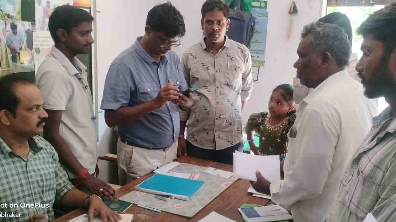 Farmer Registrations | రైతులు ఫార్మర్ రిజిస్ట్రేషన్లు చేసుకోవాలి : వ్యవసాయ అధికారి రాజ్‌నారాయణ