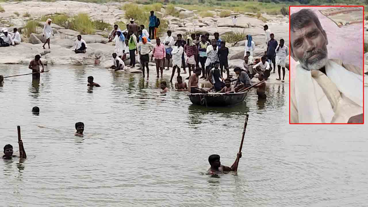 Crocodile drags | రైతును లాక్కెళ్లిన మొసలి.. చెరువులో ఉధృతంగా గాలింపు..24 గంటలు గడుస్తున్నా దొరకని జాడ