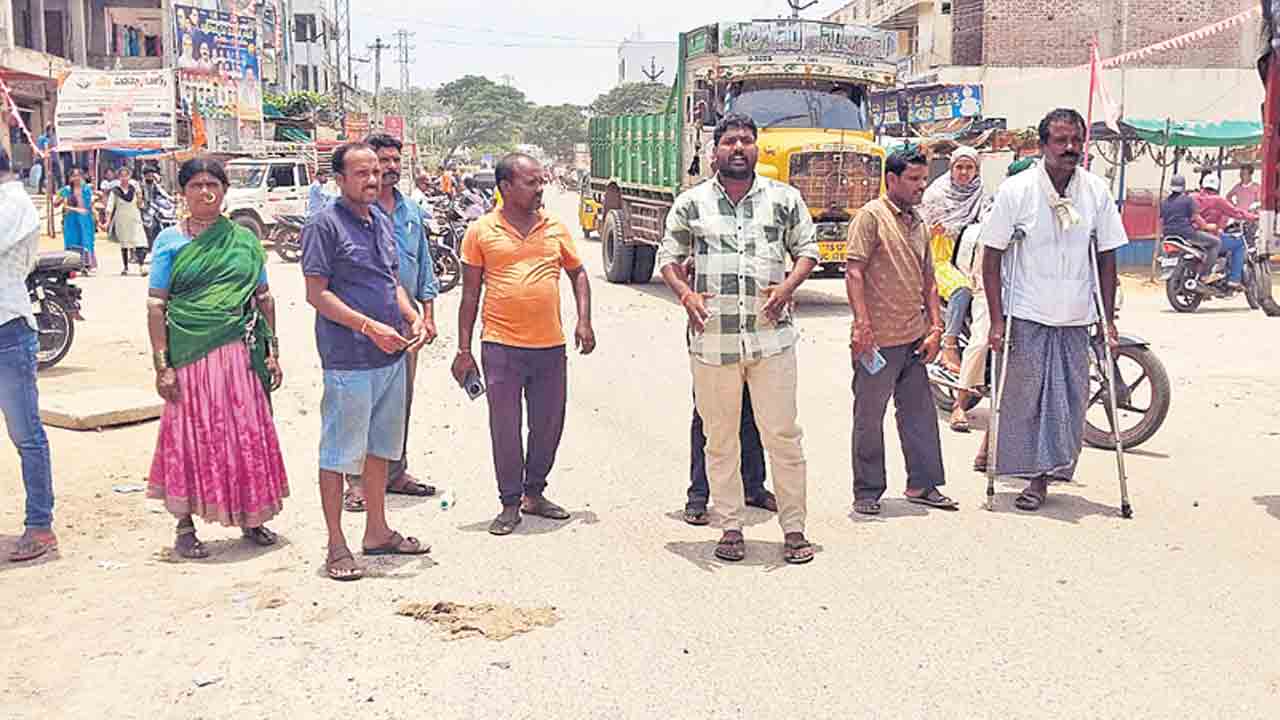 కడుపు మండి.. రోడ్డెక్కి..
