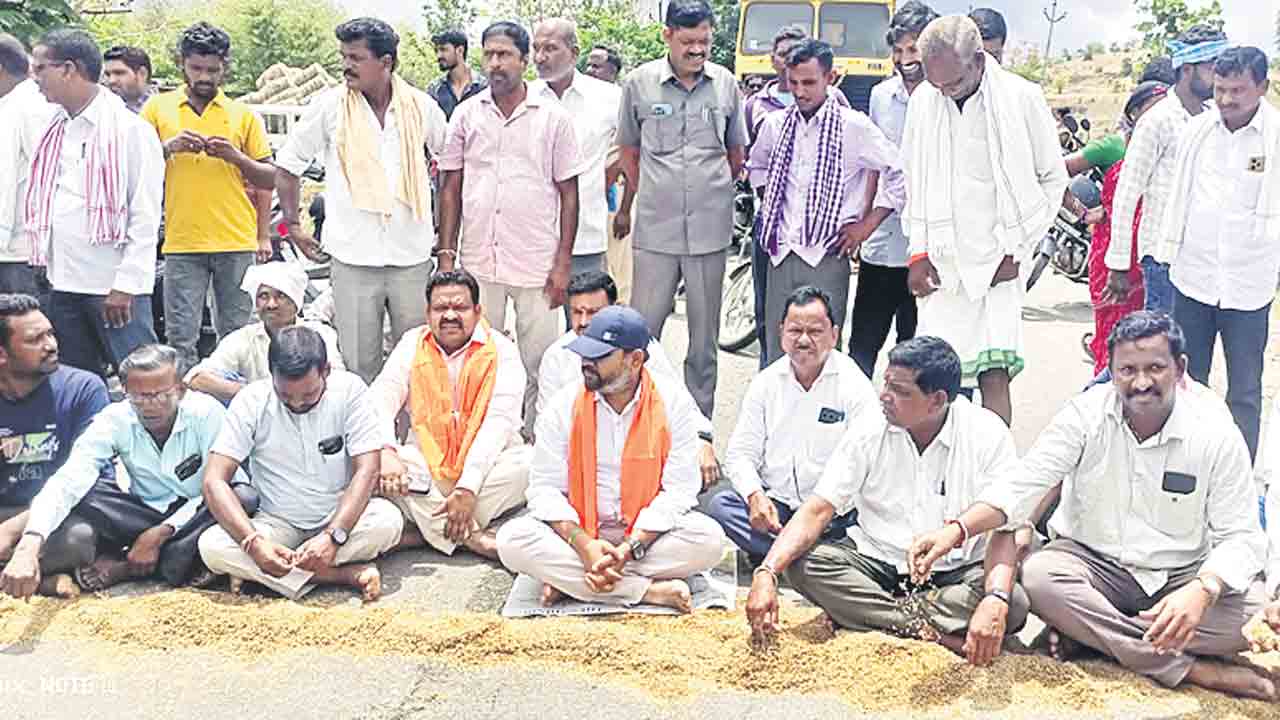 తడిసిన ధాన్యం కొనాలి