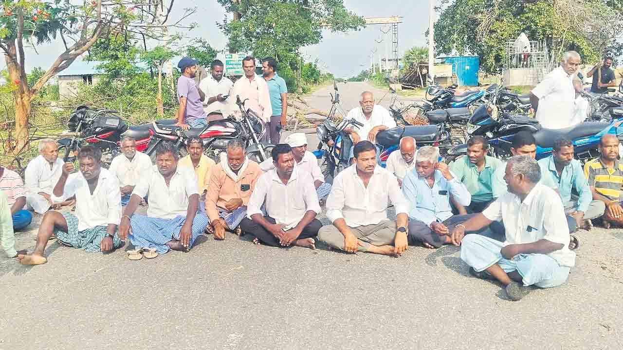 సన్నపు వడ్లు కొంటరా..? కొనరా.. ఆరుగాలం కష్టం నీళ్లపాలు చేస్తరా..?