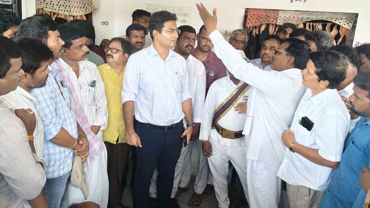 Farmers Complaint | ధాన్యం సంచులు రావడం లేదని అడిషనల్‌ కలెక్టర్‌ ఎదుట మొర పెట్టుకున్న రైతులు