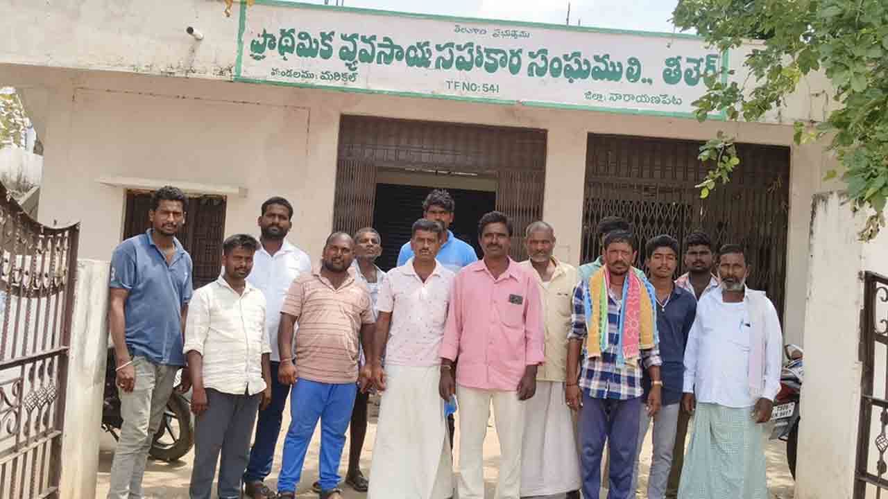 Farmers Protest | లారీలు రావు.. సంచులు ఇవ్వరు : తీలేరులో రైతుల నిరసన