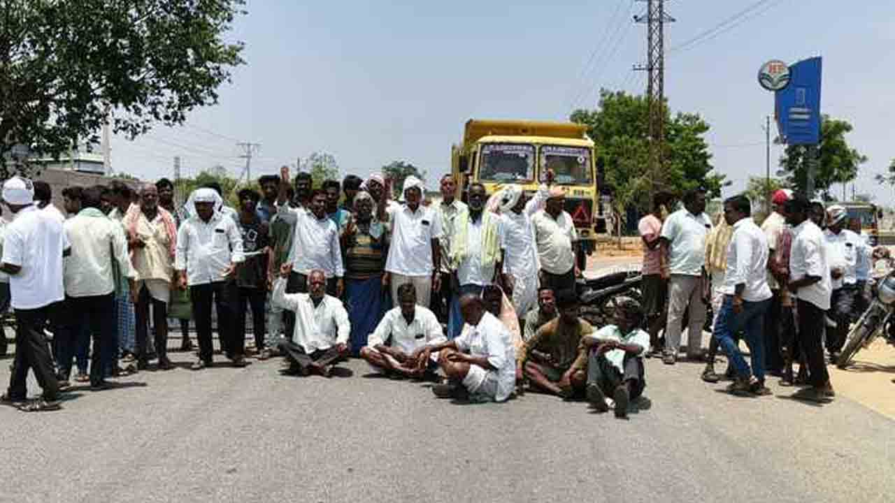 Farmers Protest |  ధాన్యం కొనుగోలు చేయాలని డిమాండ్‌ చేస్తూ  జాతీయ రహదారిపై రైతుల ధర్నా