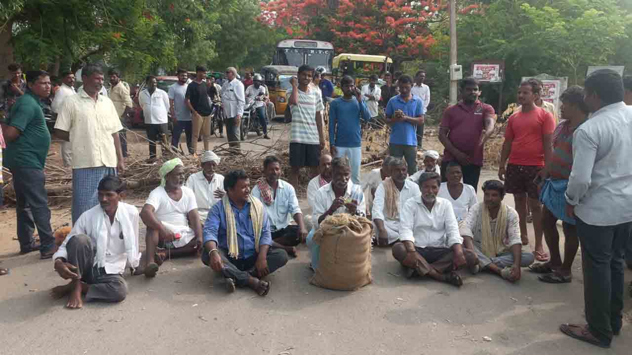 Farmers Protest | ధాన్యాన్ని తరలించే వరకు జరిగేదే లేదు.. రోడ్డుపై చిట్కుల్‌ రైతుల నిరసన