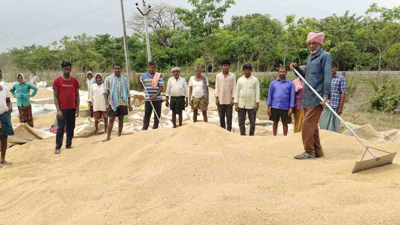 కొనుగోలు కేంద్రంలో రైతుల నిరసన