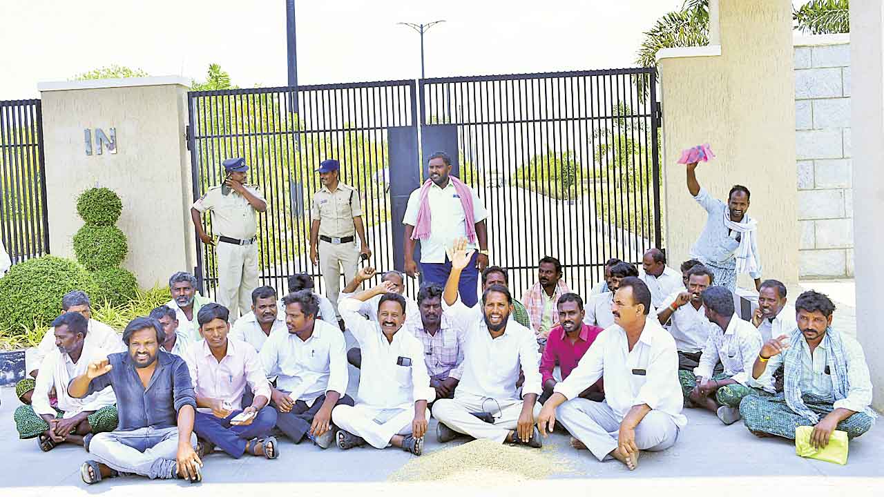 కొనుగోలు కేంద్రాల్లో నిలువు దోపిడీ