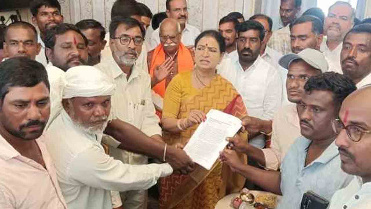 Farmers Representation | ఎత్తిపోతల పథకంలో భూములు కోల్పోతున్న రైతుల సమస్యలు పరిష్కరించాలి