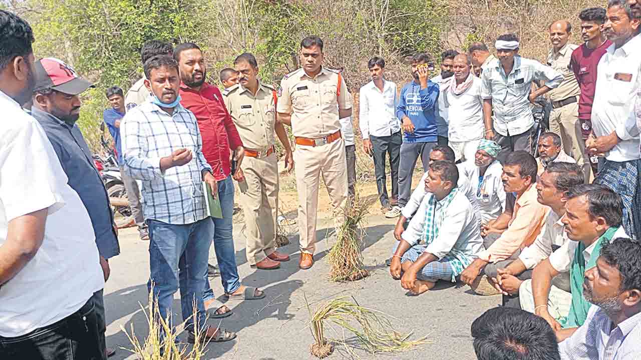 పంట నష్టపోయిన రైతులకు పరిహారం ఇవ్వాలి