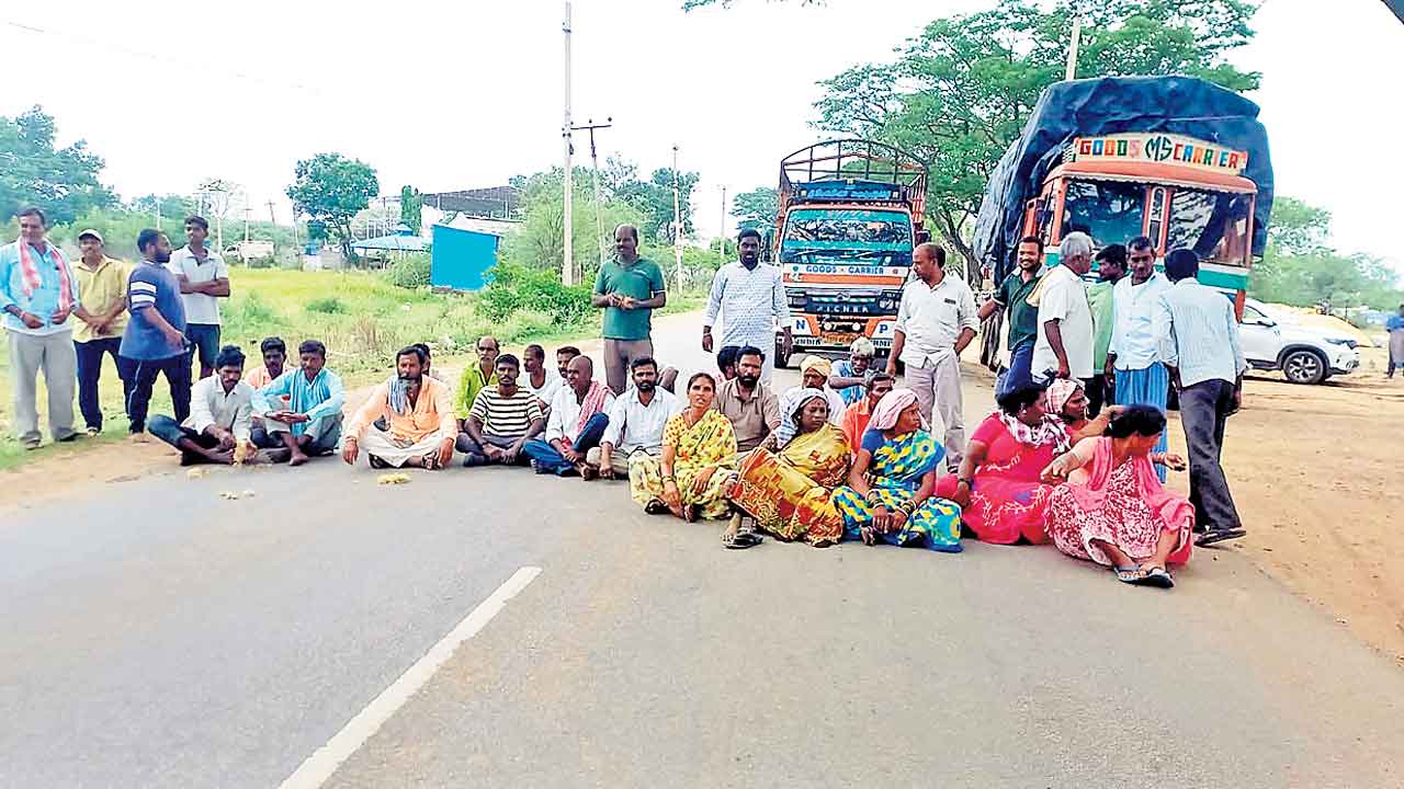 నెలరోజులైనా ధాన్యం కొనరా?