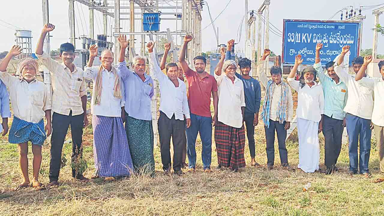 సబ్‌స్టేషన్‌ ఎదుట రైతుల నిరసన