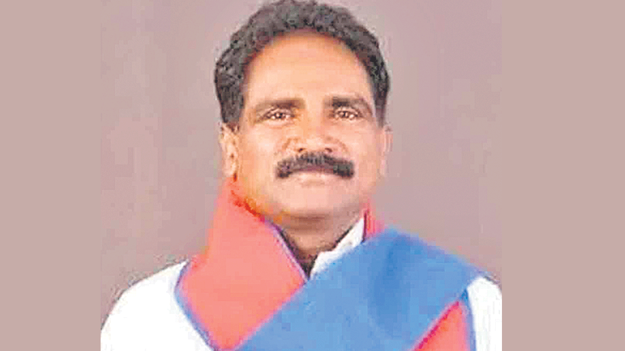 ఇందిరమ్మ ఇండ్లు కాంగ్రెస్‌ కార్యకర్తలకేనా?