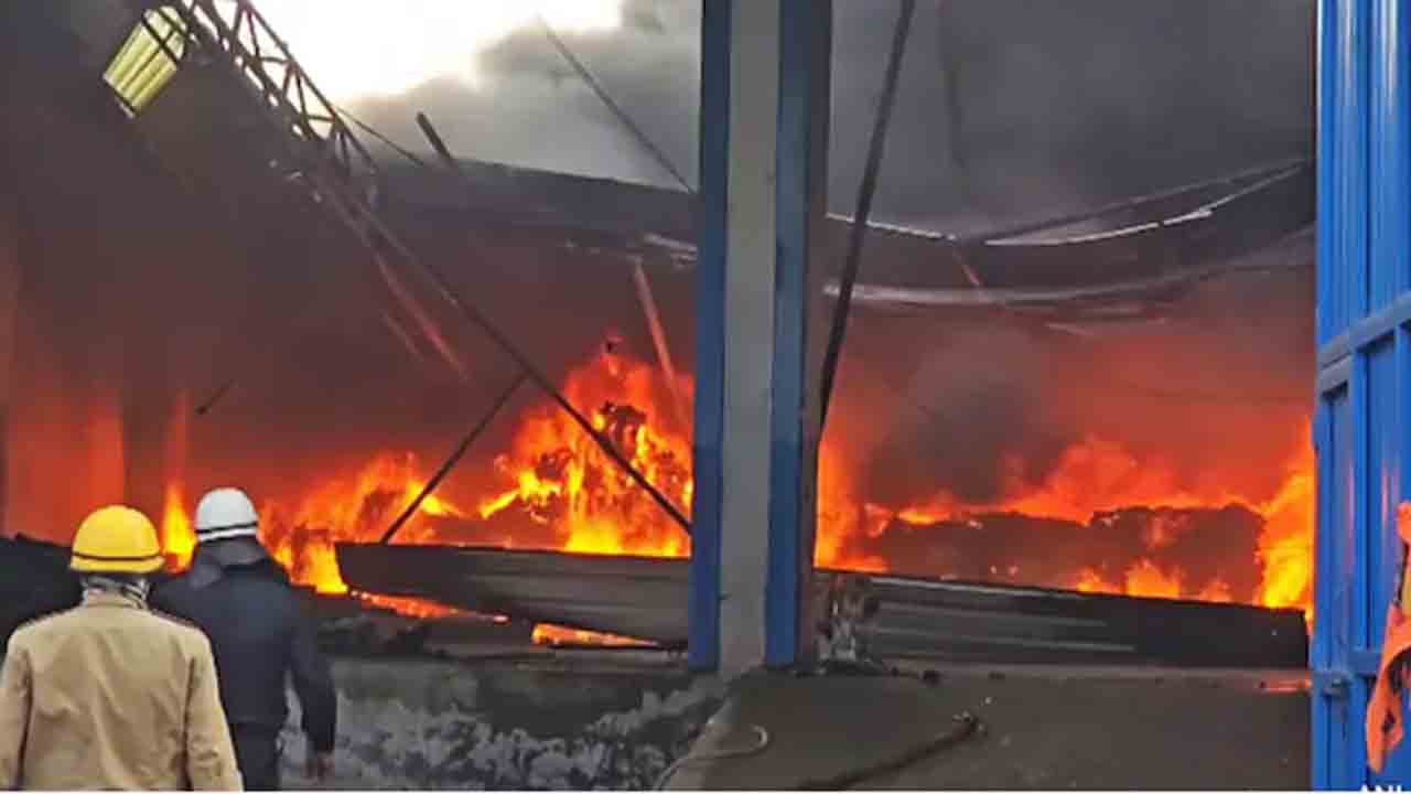 Two Teens Charred To Death | ఛార్జింగ్ కేంద్రంలో అగ్నిప్రమాదం.. ఇద్దరు యువకులు   సజీవ దహనం