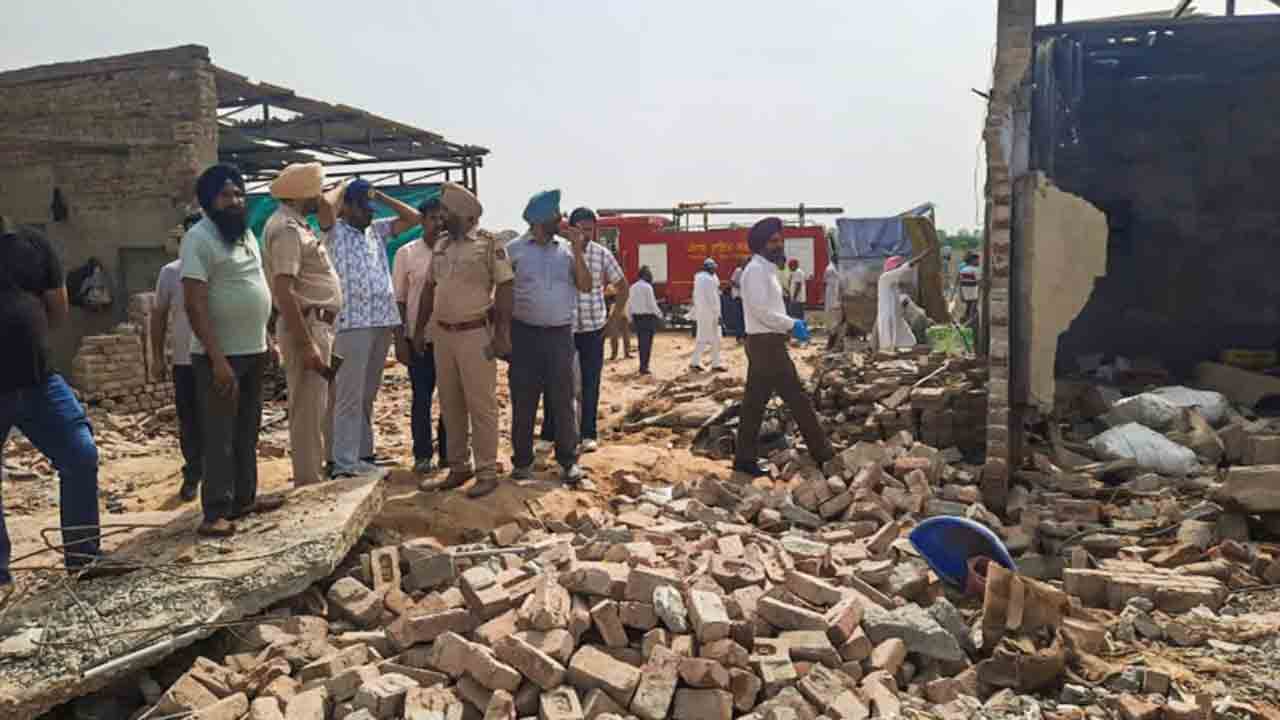 firecracker factory blast | బాణసంచా కర్మాగారంలో పేలుడు.. ఐదుగురు మృతి, పలువురికి గాయాలు