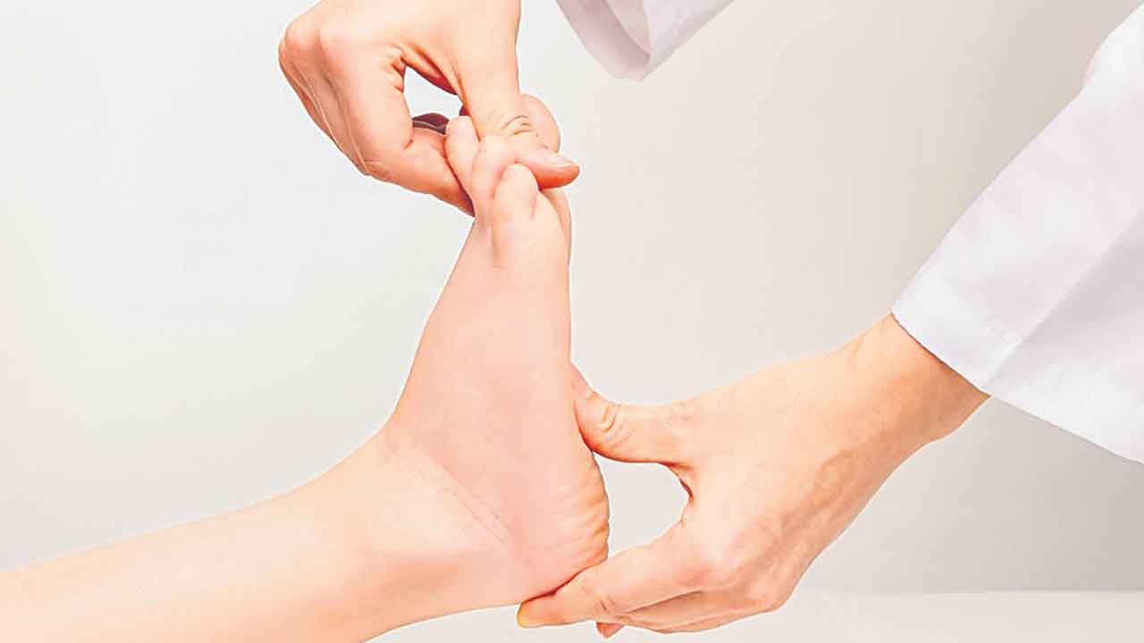 Flatfoot | మావాడి అరికాళ్లు బాగా చదునుగా ఉన్నాయి.. ఏంచేస్తే ఈ సమస్య నుంచి బయటపడొచ్చు?