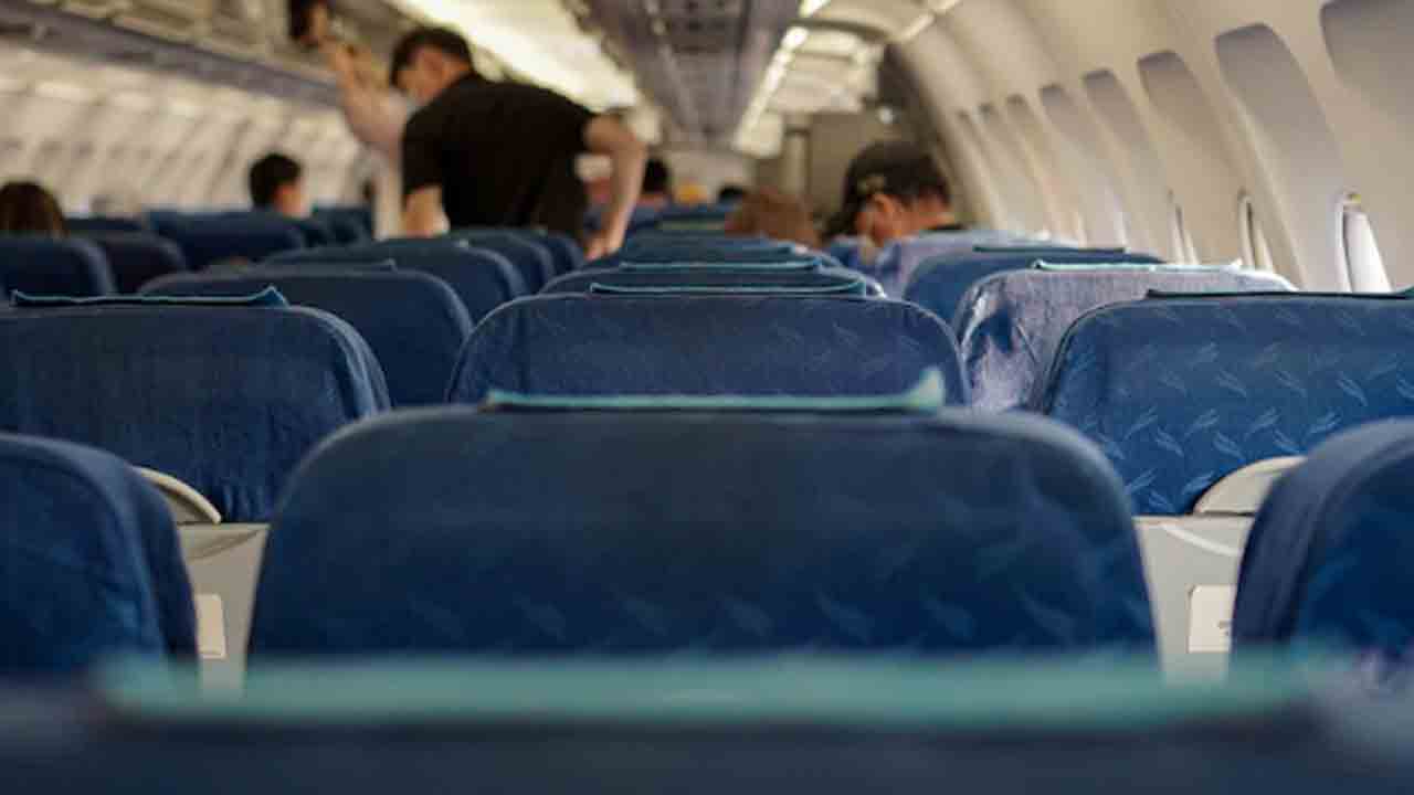 Chinese Man Arrested | విమానంలో దొంగతనం.. చైనా జాతీయుడు అరెస్ట్‌