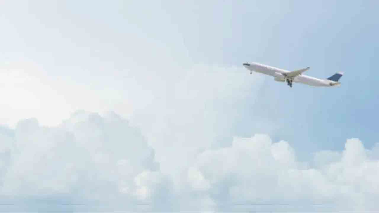 DGCA | విమానాల్లో విండో షేడ్స్ను తెరువొద్దు.. కమర్షియల్ ఫ్లైట్స్కు డీజీసీఏ కీలక సూచన