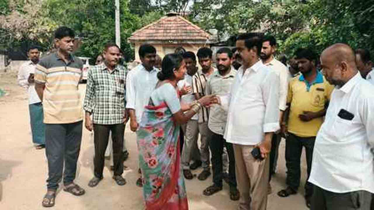 Former MLA Chittem | బాధిత కుటుంబాన్ని పరామర్శించిన మక్తల్ మాజీ ఎమ్మెల్యే చిట్టెం