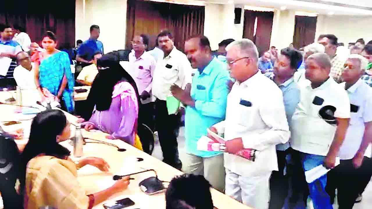 పెండింగ్‌ బిల్లుల కోసం మాజీ సర్పంచ్‌ ఆందోళన