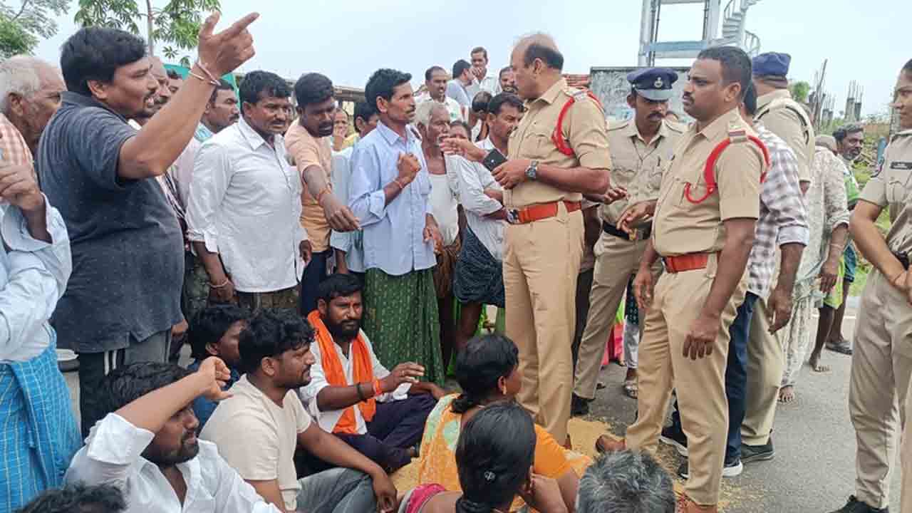 Farmers protest | రైస్‌ మిల్లర్ల దోపిడీకి నిరసనగా జాతీయ రహదారిపై రైతుల బైటాయింపు