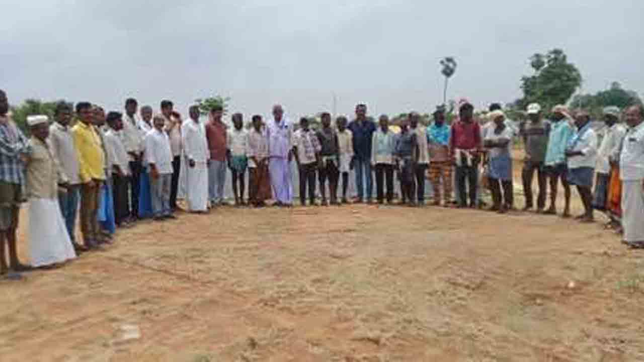 BRS Leaders Protest | గన్ని బ్యాగులు లేక చిన్న మందడిలో నిలిచిన తూకాలు.. రైతులతో కలిసి బీఆర్‌ఎస్‌ నాయకుల నిరసన