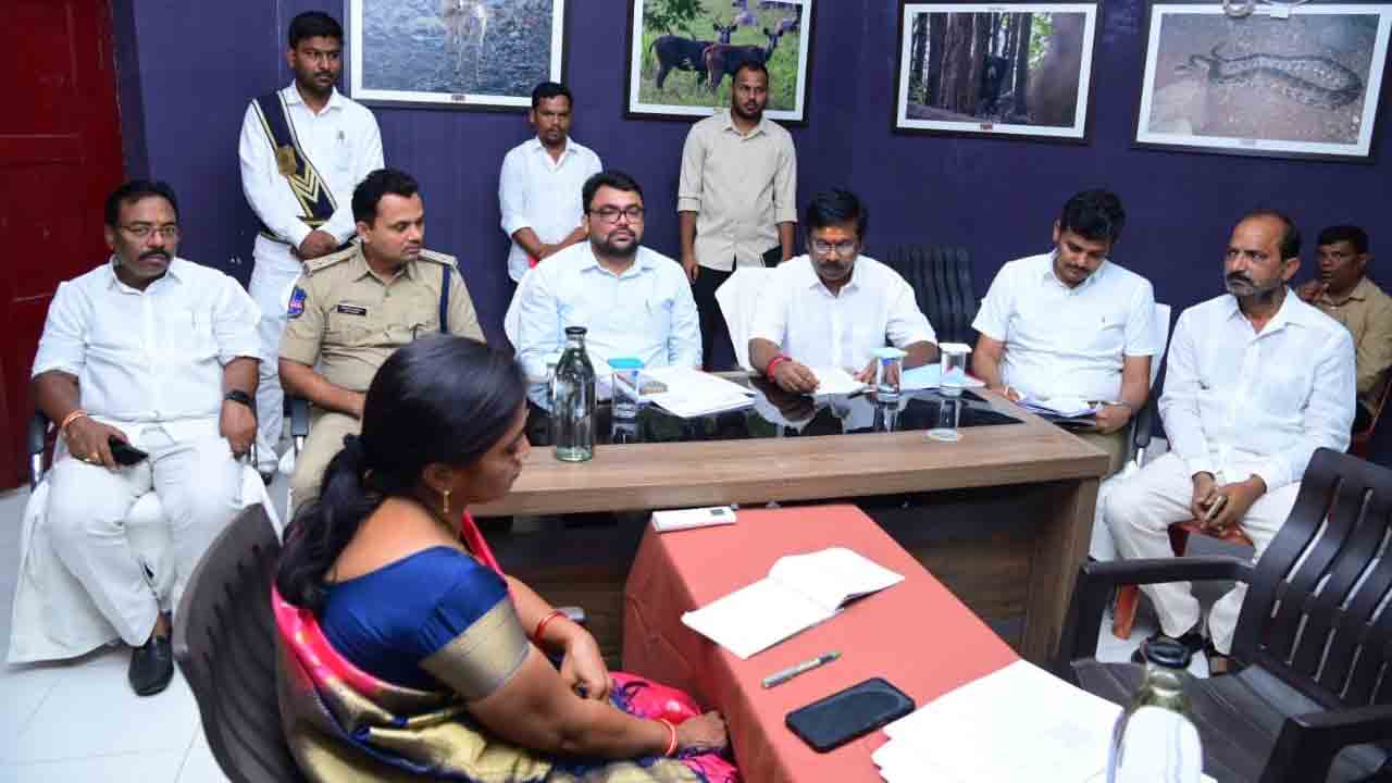 Collector Badawat Santosh | గిరిజన ప్రజల అభివృద్ధికి ఇందిరా సౌర గిరి జల వికాస పథకం : జిల్లా కలెక్టర్ బాదావత్ సంతోష్