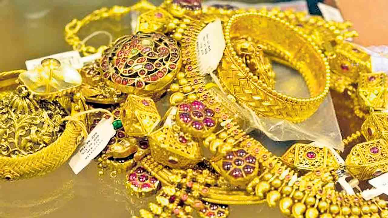 Gold Rates | పసిడి కొనుగోలుదారులకు ఊరట.. మళ్లీ తగ్గిన బంగారం, వెండి ధరలు..!