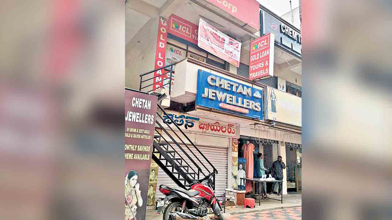 రూ.10కోట్ల విలువగల నగలతో బంగారం షాపు యజమాని పరార్‌