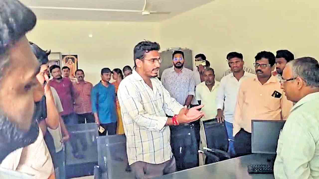 నీ సంగతి చూస్తాం.. ఇక్కడ పని చేయలేవ్‌!