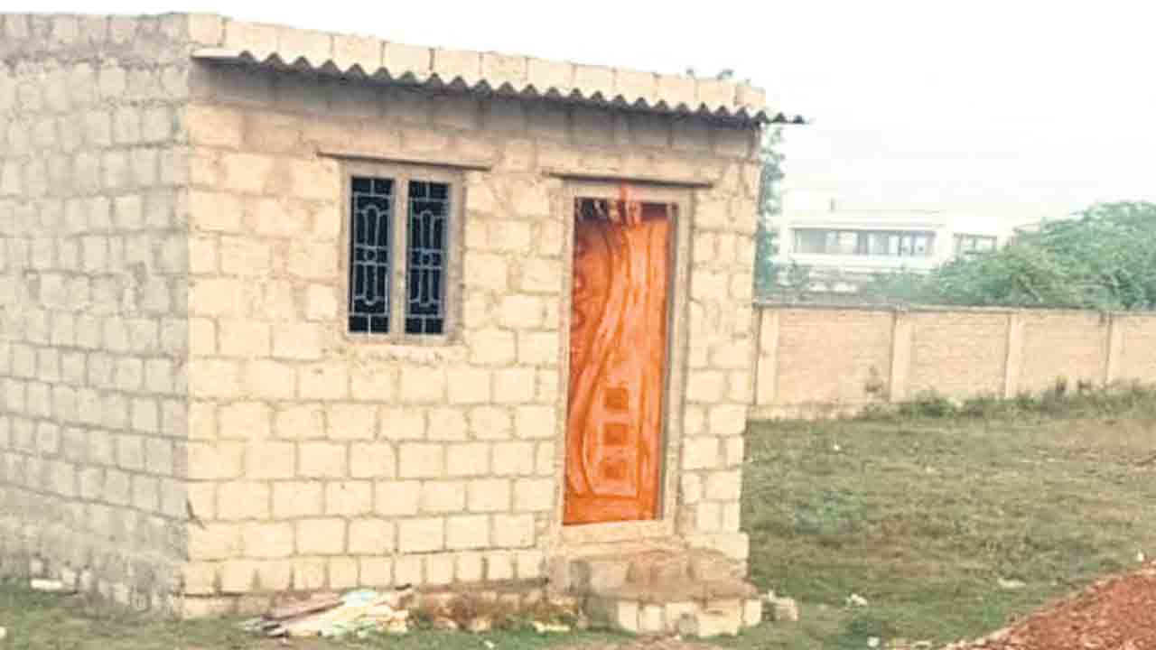 ఖాళీ స్థలాలు కబ్జా..?