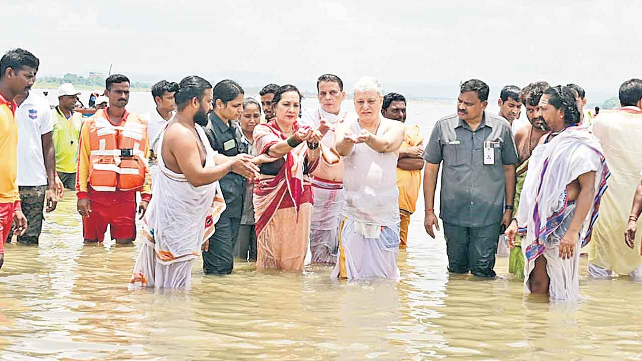 పుషరాలకు పోటెత్తిన భక్తజనం
