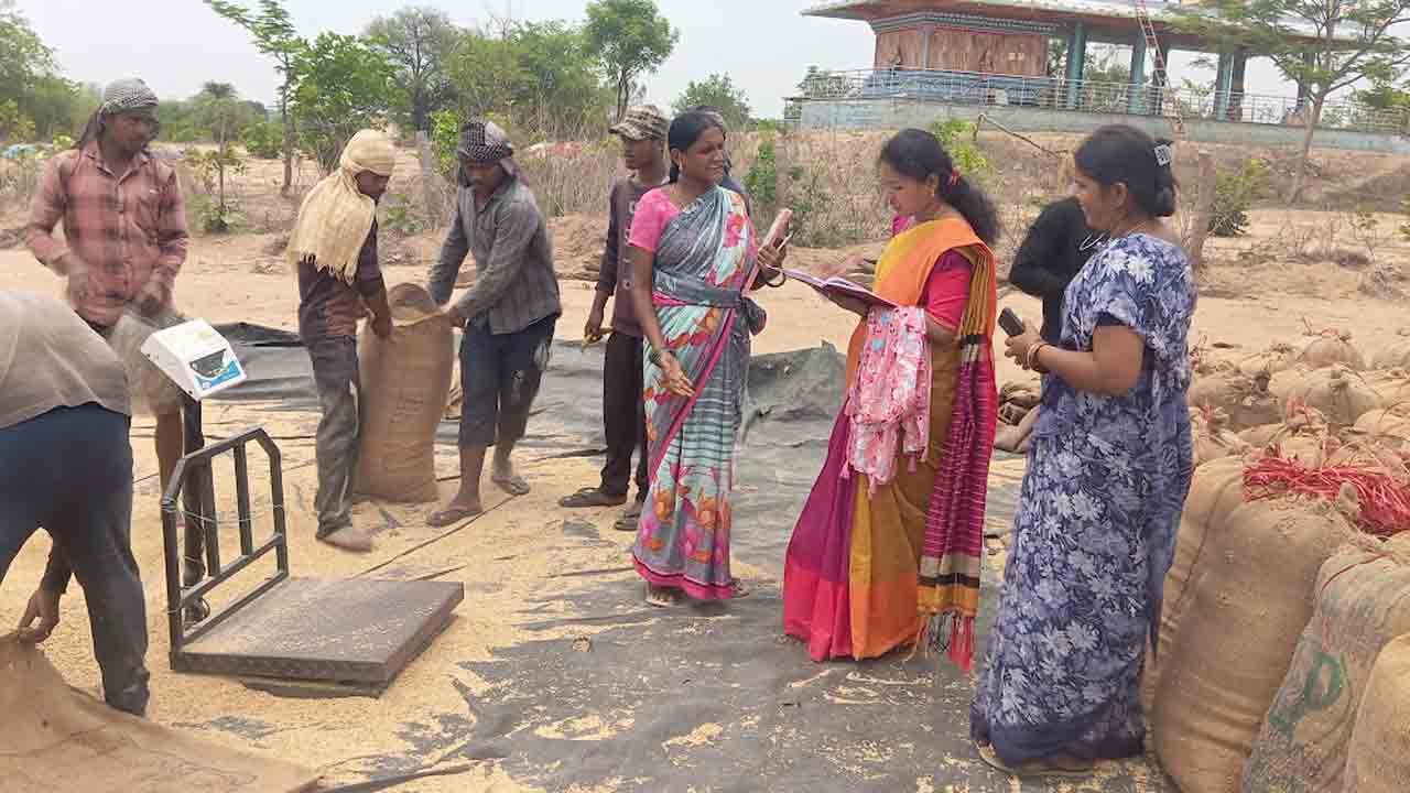 Tarpaulin covers | రైతులు ధాన్యం కుప్పలపై టార్ఫాలిన్‌ కవర్లు కప్పుకోవాలి : ఆర్‌ఐ ప్రీతి