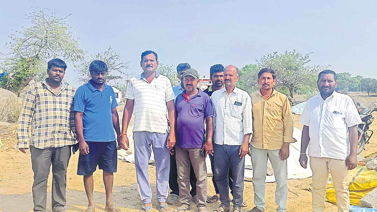 కొనుగోళ్లలో జాప్యం.. ధాన్యం మాయం
