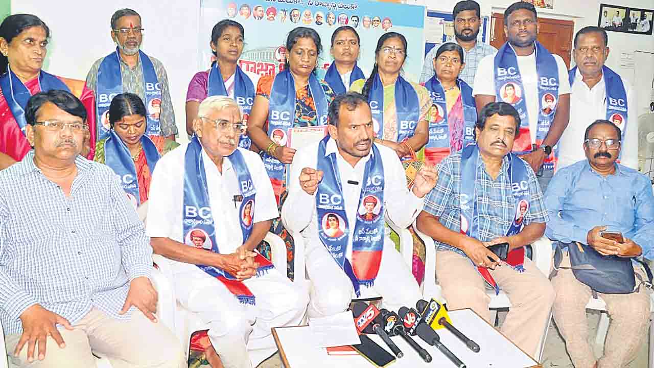 ఉద్యోగులను మానసిక వేదనకు గురిచేస్తున్నారు