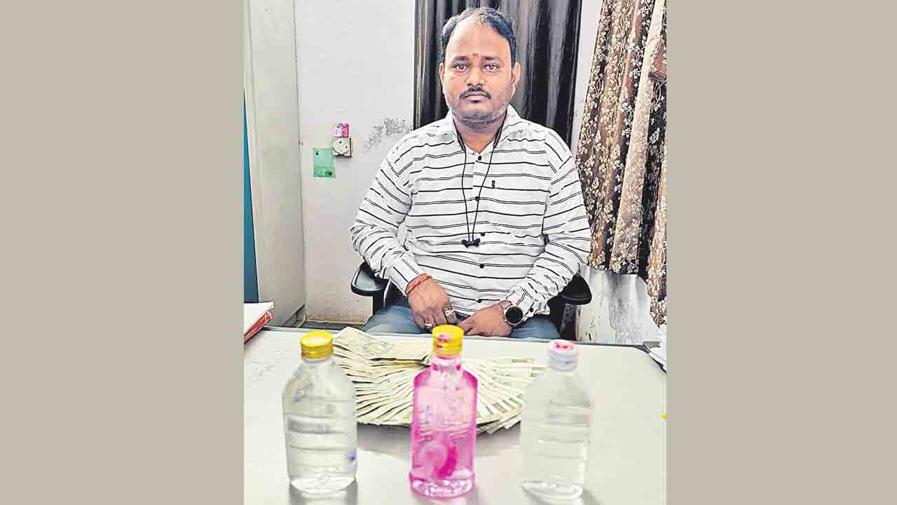 ఏసీబీకి చిక్కిన స్పెషల్ ఆర్ఐ