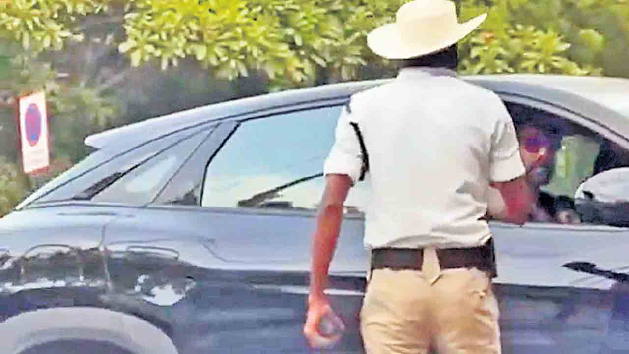 రాంగ్‌రూట్‌లో బెల్లంకొండ.. అడ్డుకున్న ట్రాఫిక్‌ పోలీస్‌