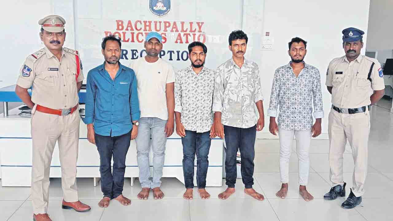 బైక్‌ పార్కింగ్‌ విషయంలో గొడవ.. దాడి