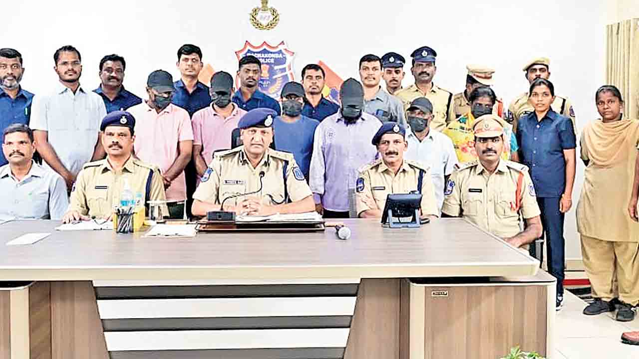 నకిలీ ముఠా గుట్టురట్టు