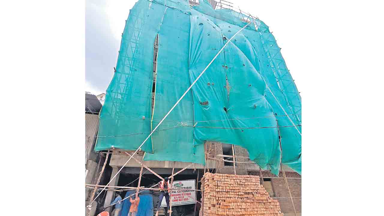 నకిలీ పత్రాలు సృష్టించి భవన నిర్మాణం