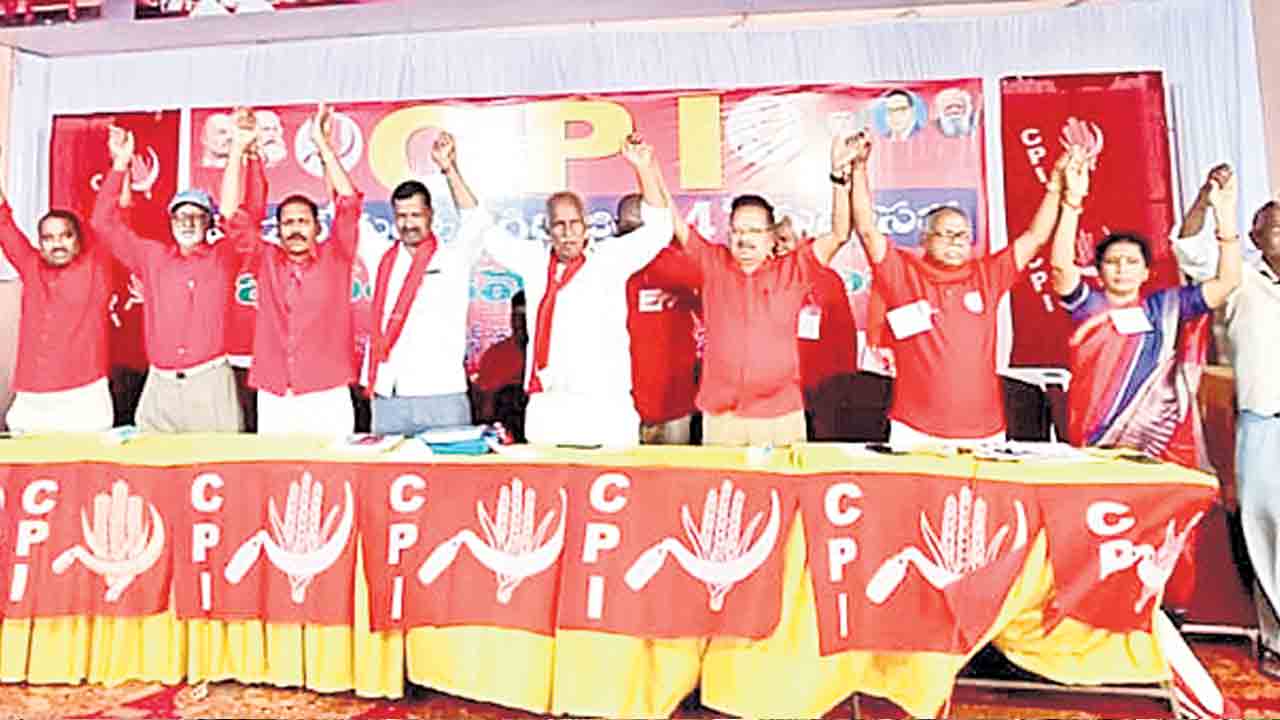 ఎర్రకోటపై జెండా ఎగురవేయాలి