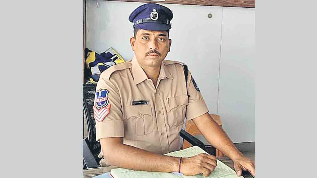 లారీ ఢీకొని కానిస్టేబుల్‌ మృతి