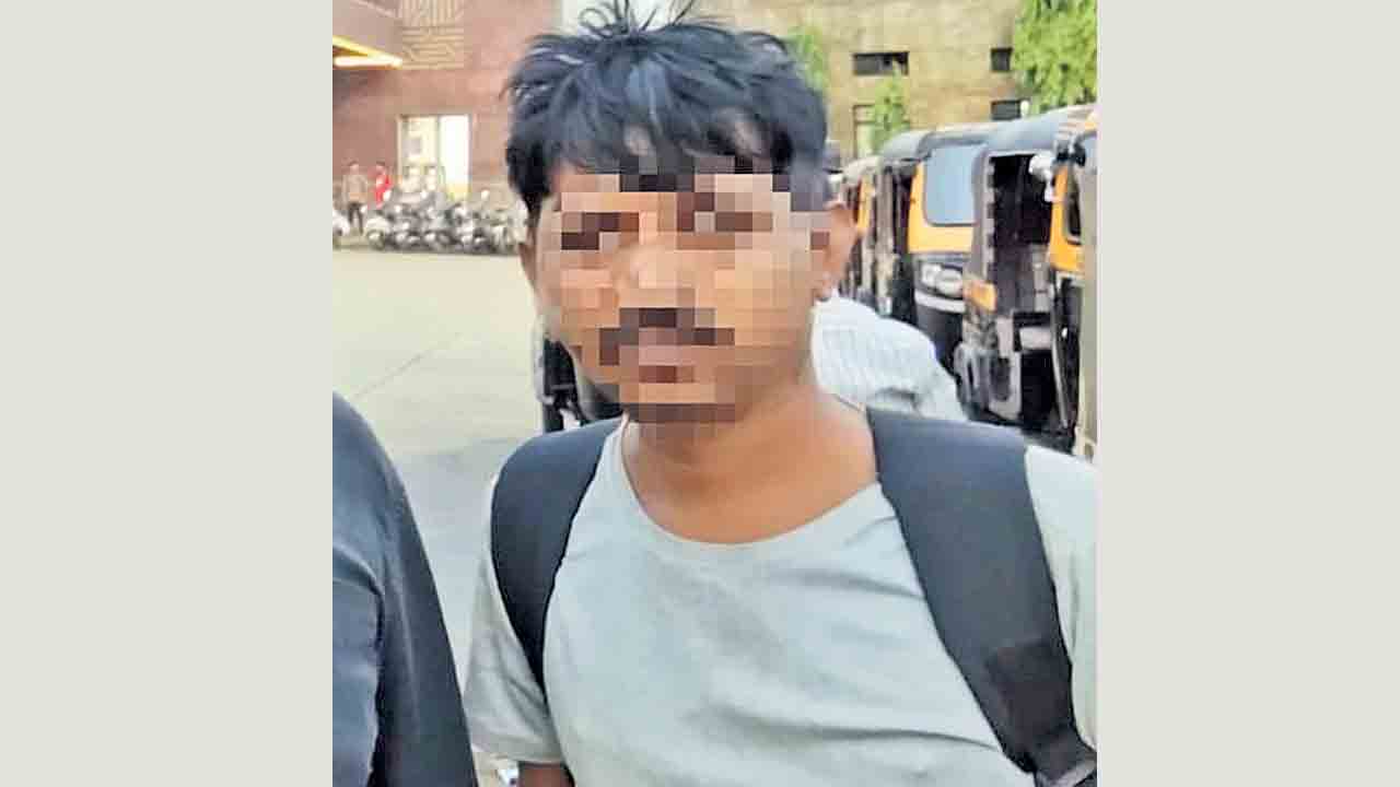 డ్రగ్స్‌ కేసులో ఇరికిస్తానని డాక్టర్‌ను బెదిరించి.. రూ.1.23 కోట్లు కొట్టేసిన కేటుగాడు