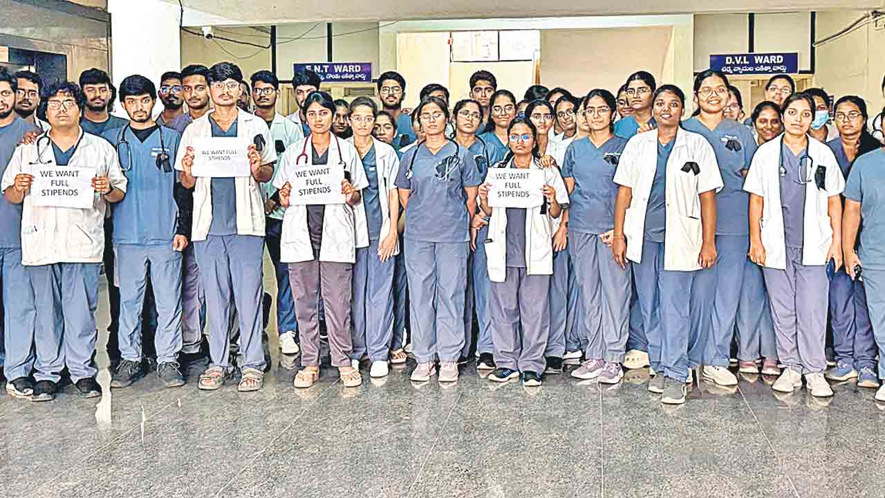 బీఆర్‌ఎస్‌ జీవోకు కాంగ్రెస్‌ తూట్లు