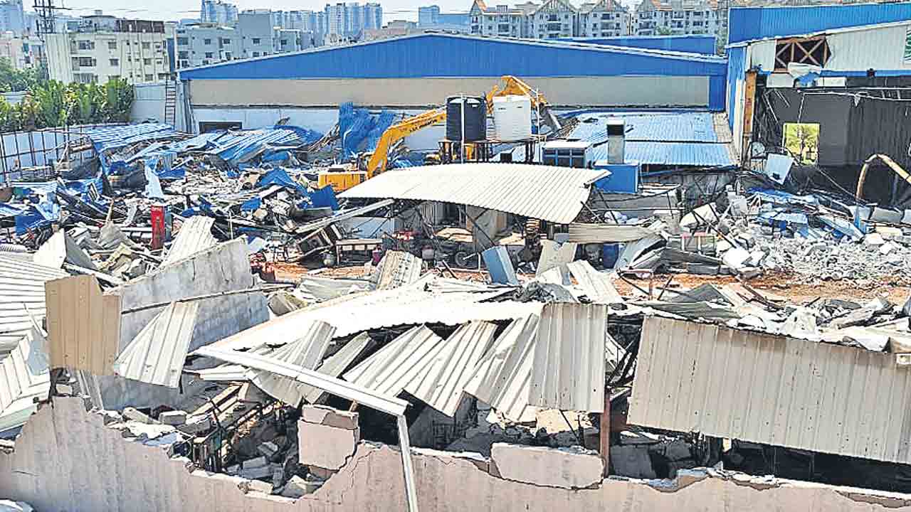 గచ్చిబౌలిలో ఆక్రమణలపై హైడ్రా కొరడా