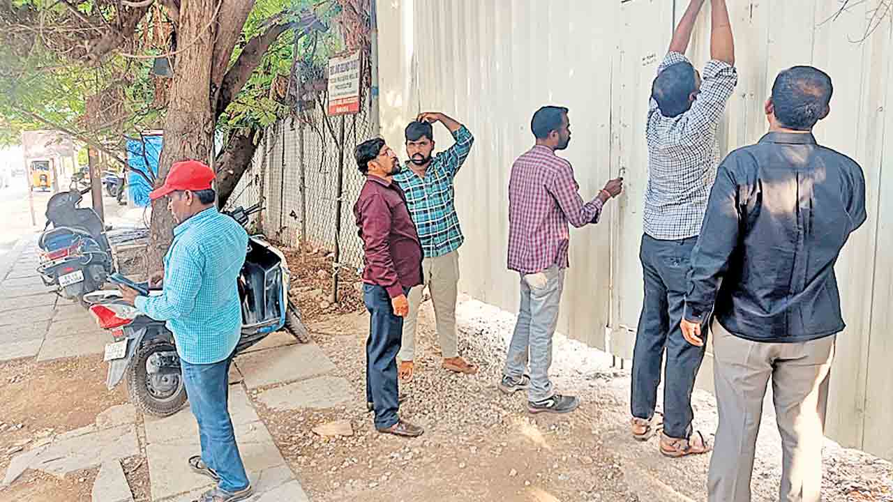 Banjara Hills | సీసీ కెమెరాలు తొలగించి.. గేటుకు తాళం వేసి..