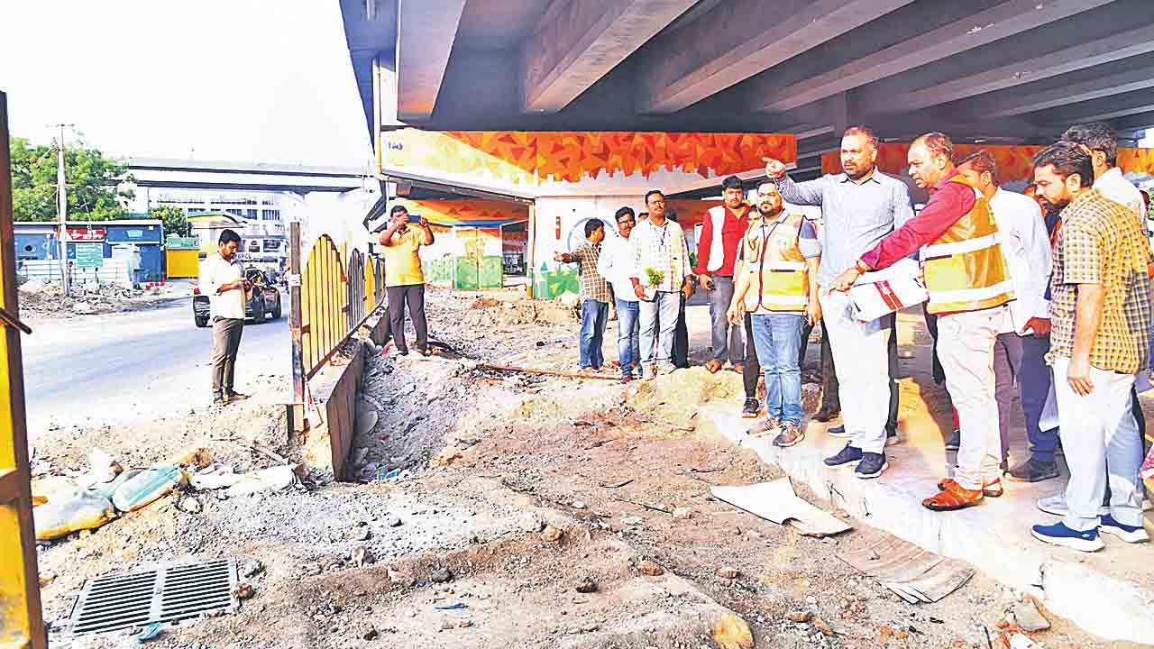 అభివృద్ధి పనుల్లో వేగం పెంచాలి