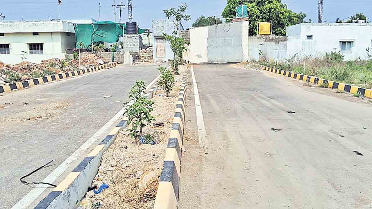 హెచ్‌ఎండీఏ లేఅవుట్లకు రాజకీయ గ్రహణం