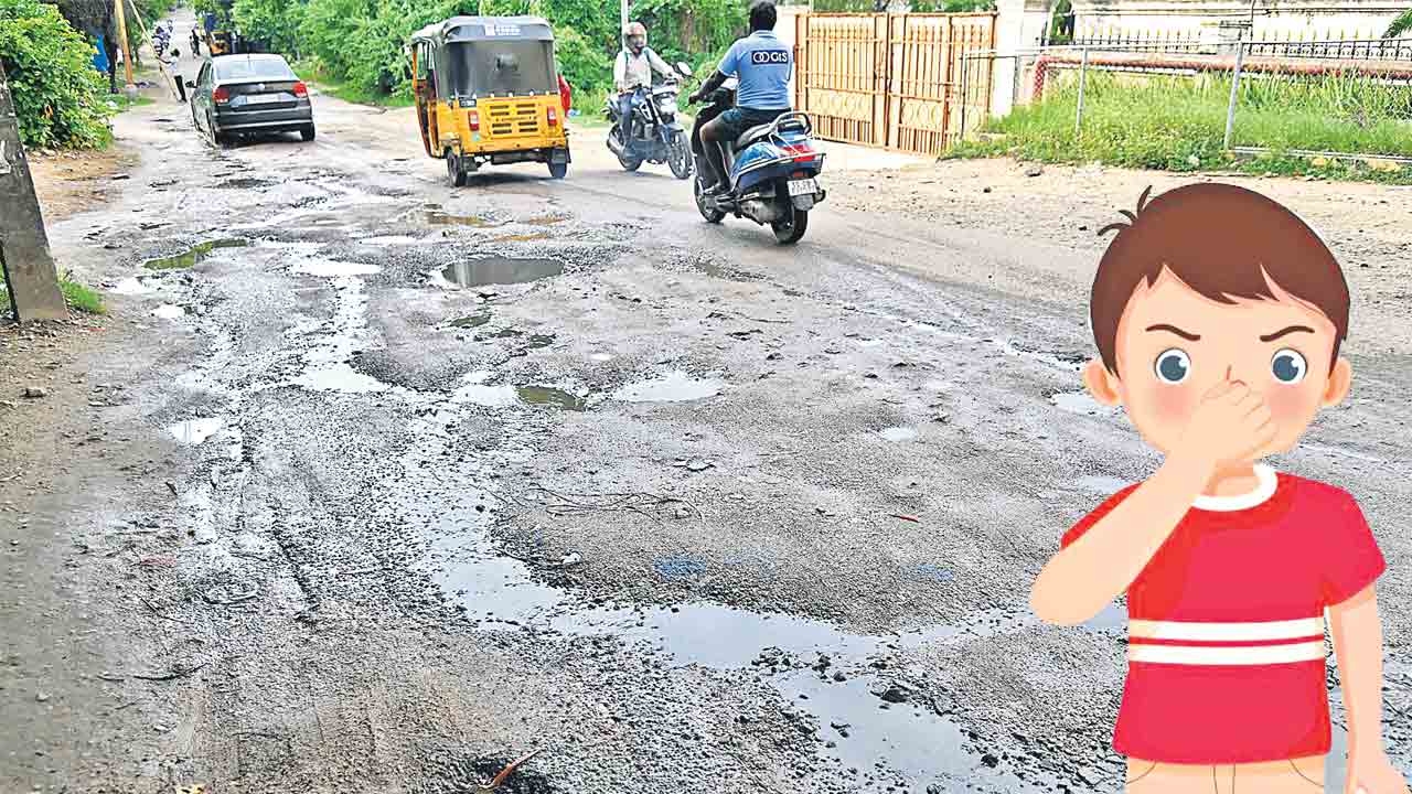 GHMC | బాబోయ్ ఇవేం రహదారులు.. గ్రేటర్లో ఏ రోడ్డును చూసినా.. ఏ ప్రాంతంలో చూసినా గుంతలే..