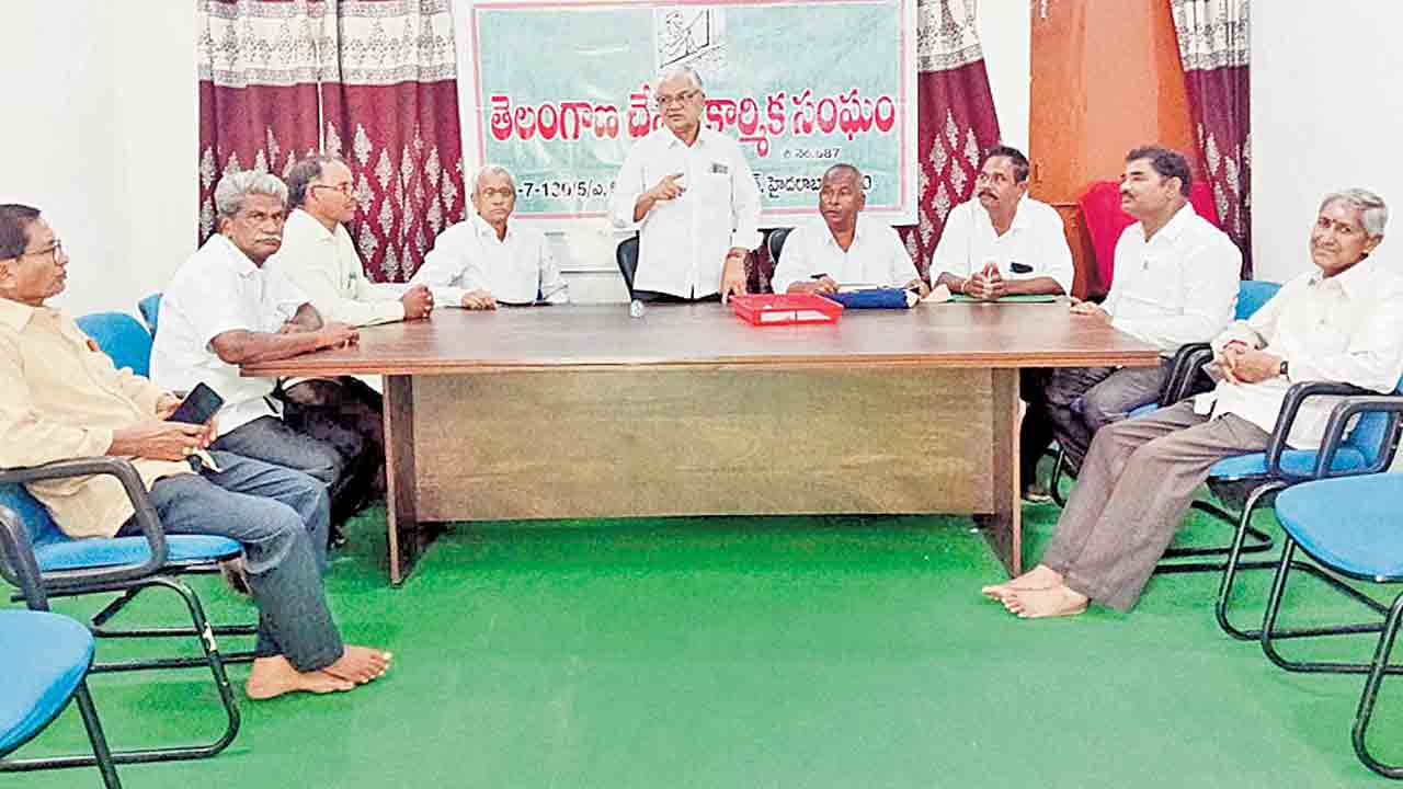 నేతన్నలు ఆత్మహత్యలకు పాల్పడుతుంటే అందాల పోటీలా..!