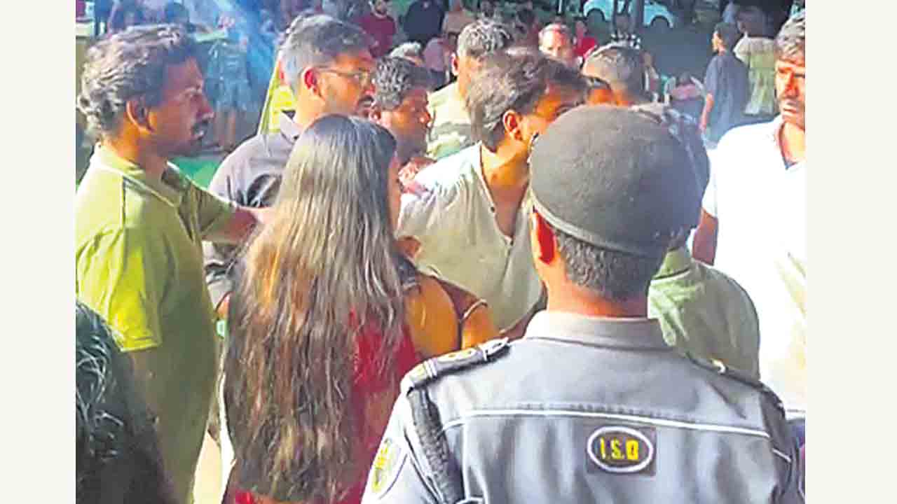 ఉద్యమాలు చేయరు.. ఉత్సవాలకు వస్తారు